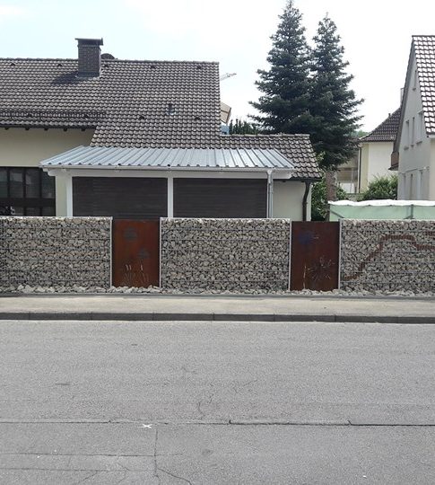 Errichten von Gabionen-Zaun mit Cortenstahl-Blechen in Rielasingen- Worblingen